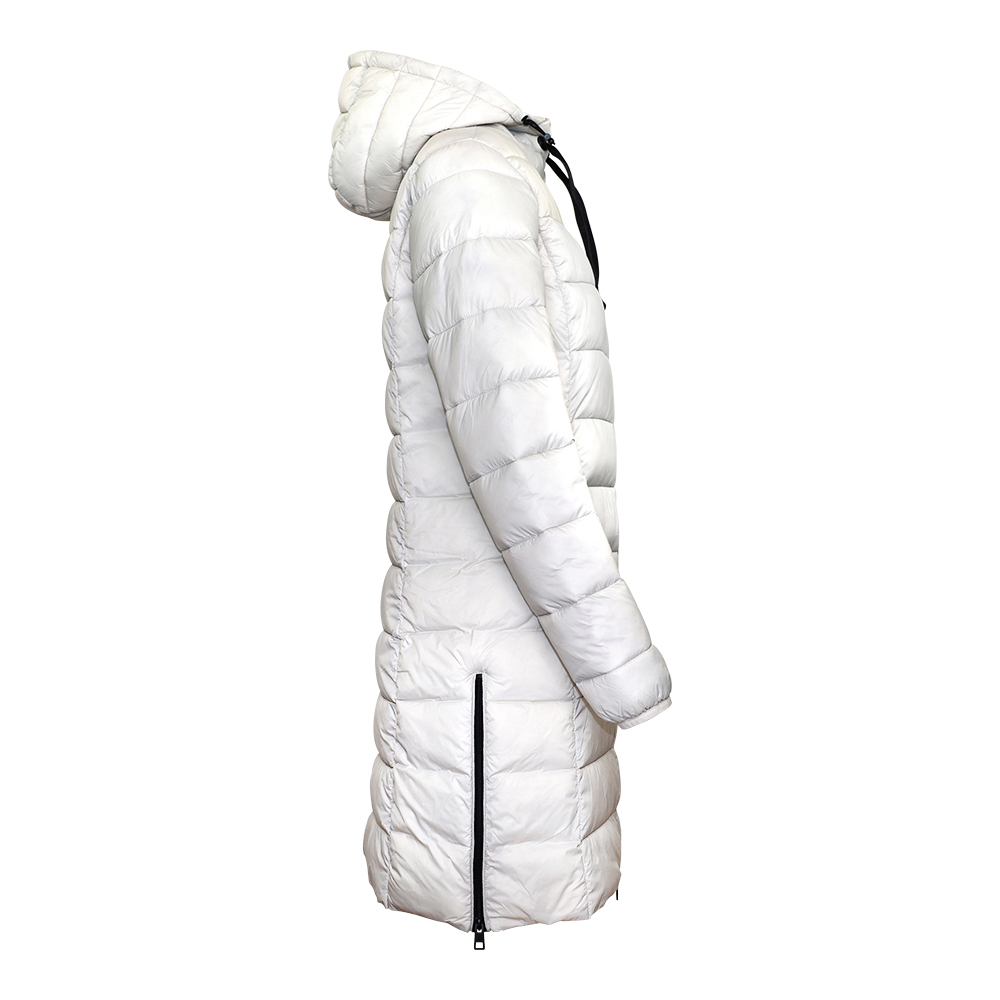 Weibliches Model mit CAMPS BAY Steppmantel in Moonbeam