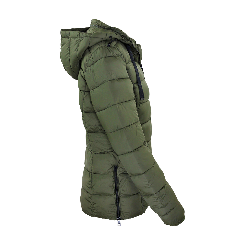 Weibliches Model mit CAMPS BAY Steppjacke in Olive Night