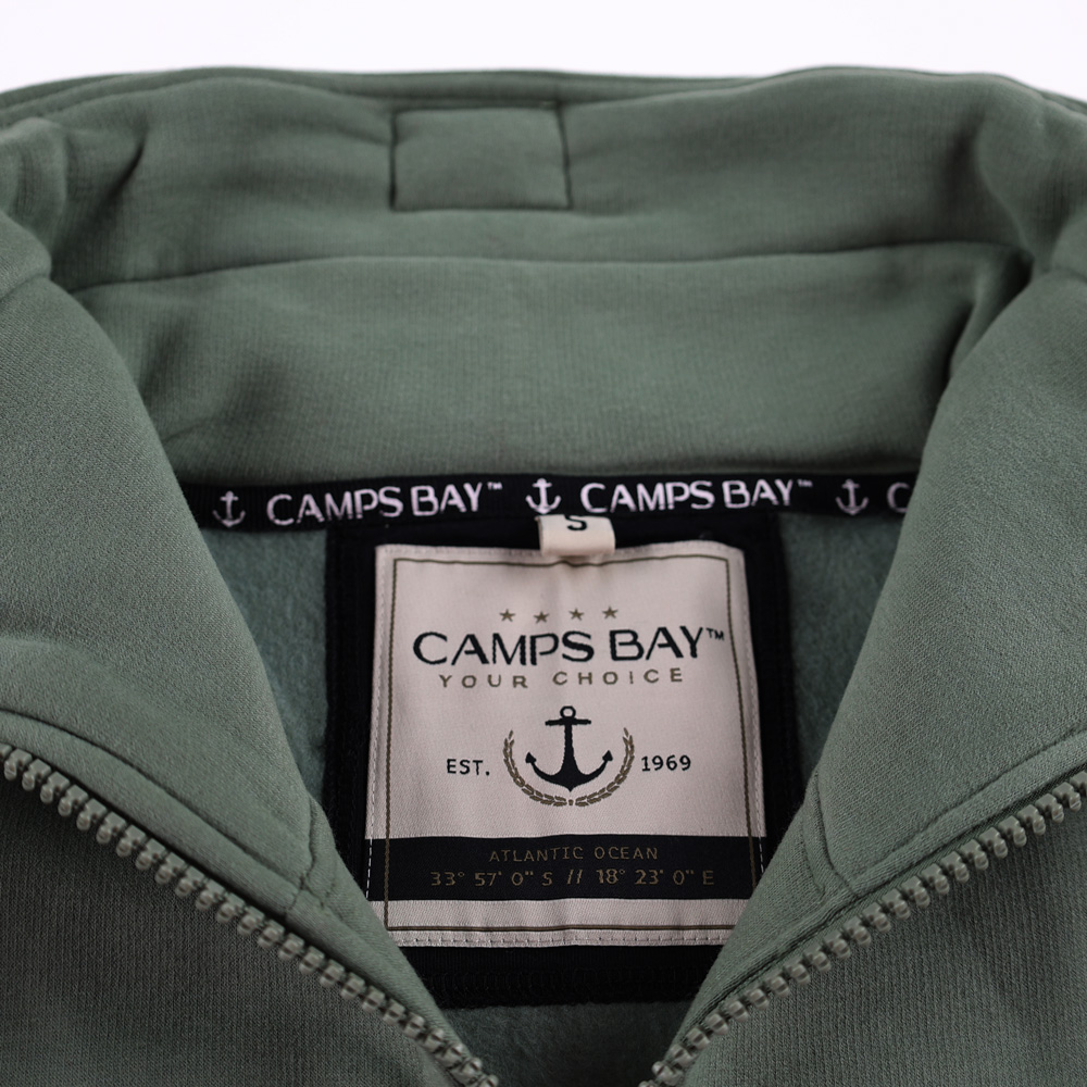 Männliches Model mit CAMPS BAY Sweatjacke in Sea Spray