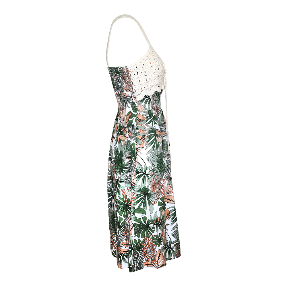 Weibliches Model mit Rock Your Day Kleid in Offwhite Palm