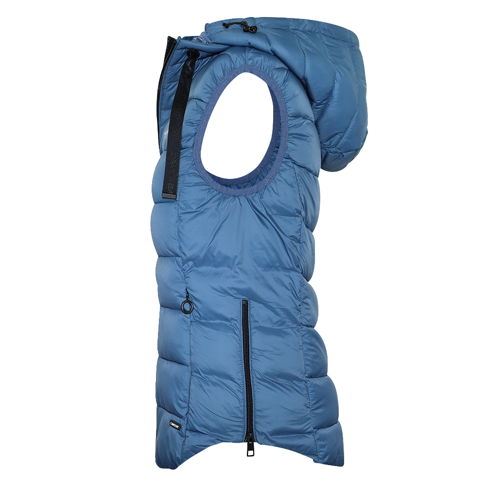 Weibliches Model mit CAMPS BAY Steppweste in Bering Sea
