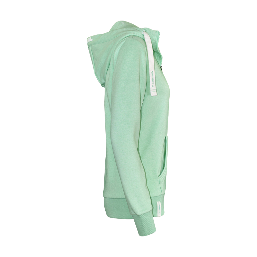Weibliches Model mit ANKERBRAUT Sweatjacke in Mint Melange