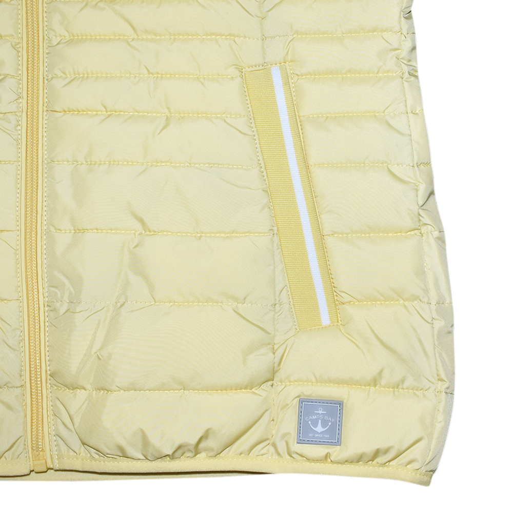 Weibliches Model mit CAMPS BAY Weste in Pale Banana