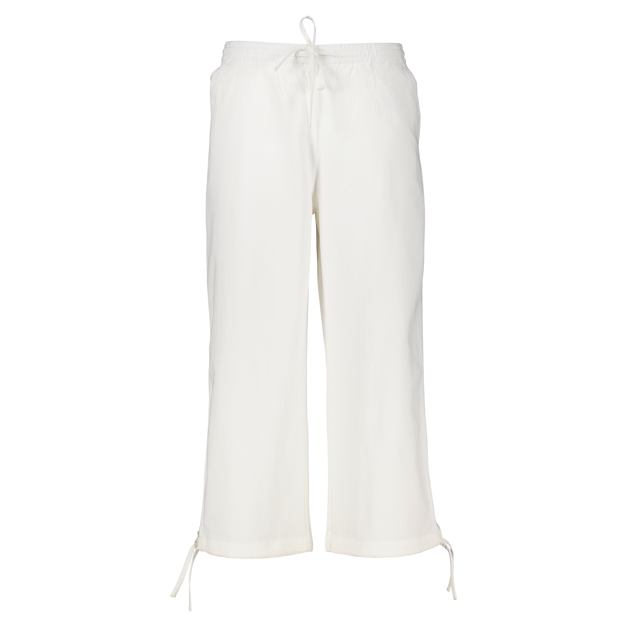 Weibliches Model mit CAMPS BAY Sommerhose in Weiß