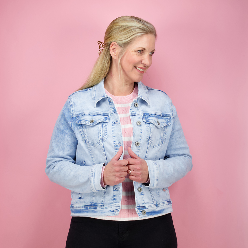 Weibliches Model mit CAMPS BAY Jeansjacke in Lightblue