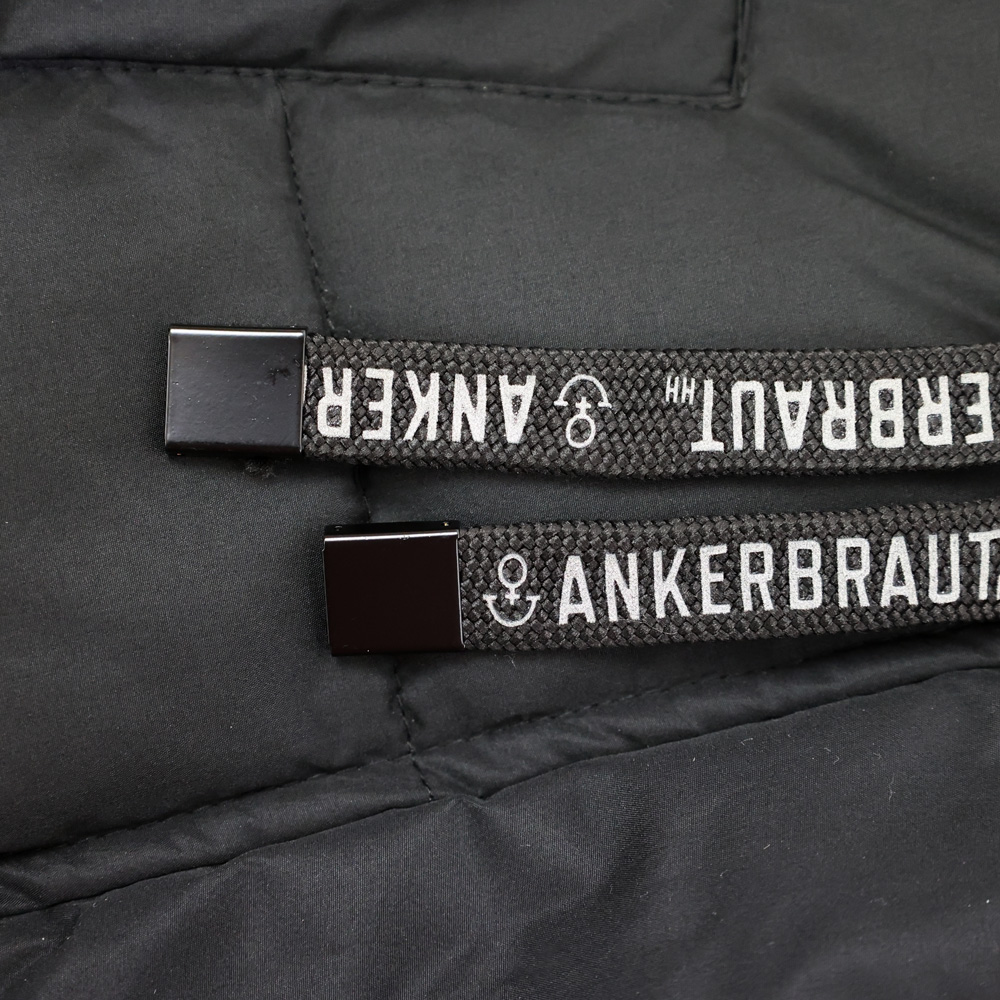 Weibliches Model mit ANKERBRAUT Long-Weste in Schwarz