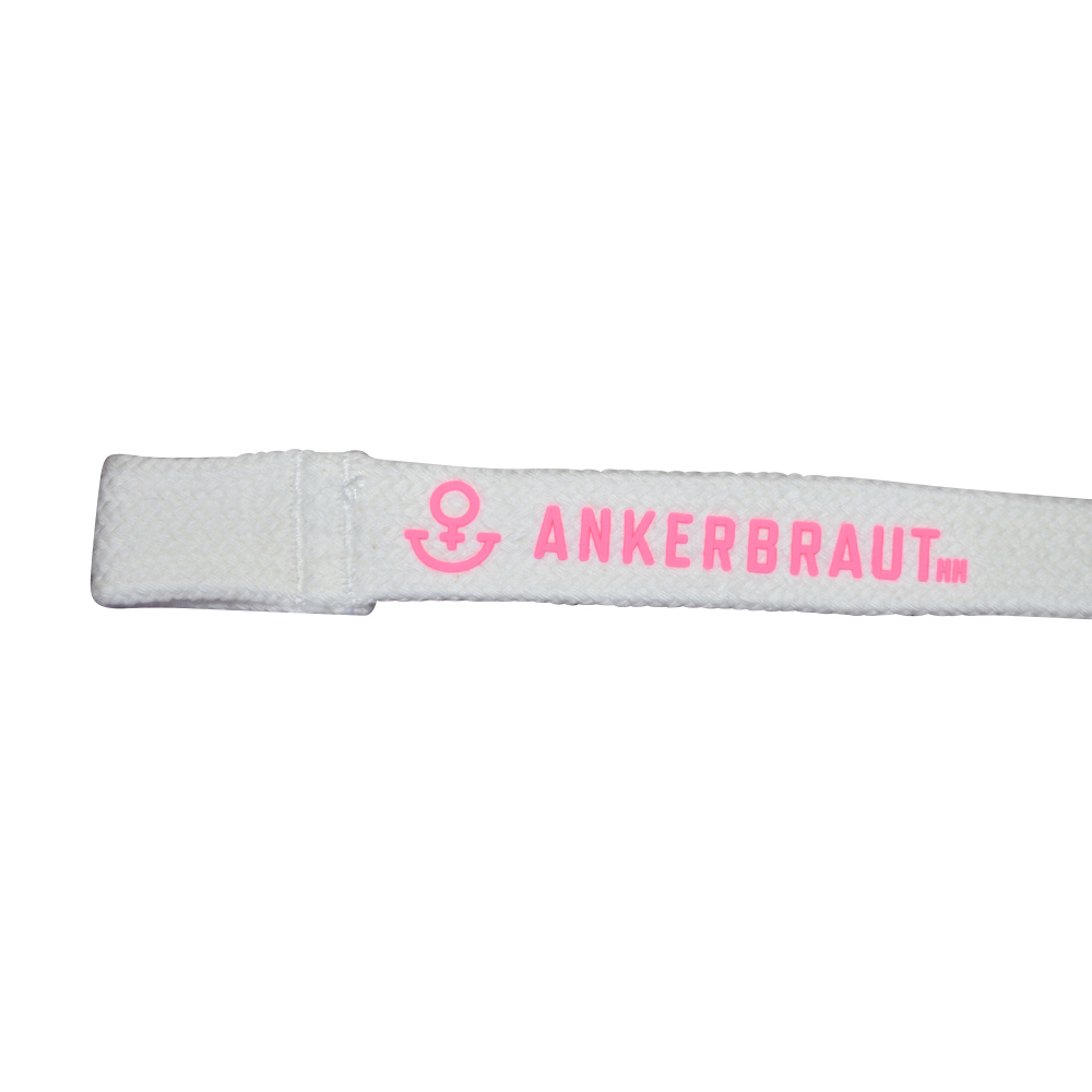 Weibliches Model mit ANKERBRAUT Sweathose 
