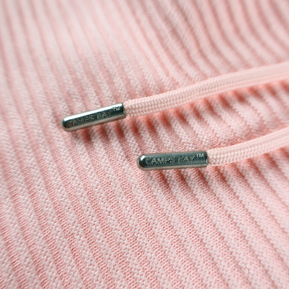Weibliches Model mit CAMPS BAY Strickpullover in Rosequartz