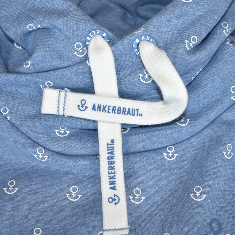 ANKERBRAUT Hoodie "...und vergiss nicht, glücklich zu sein" Weibliches Model mit ANKERBRAUT Hoodie in Blue Melange