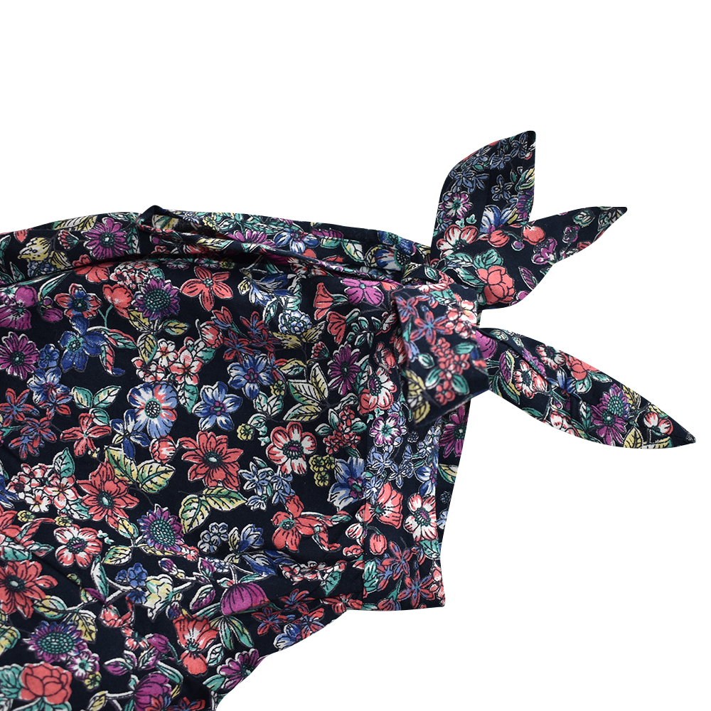 Weibliches Model mit CAMPS BAY Bluse in Navy