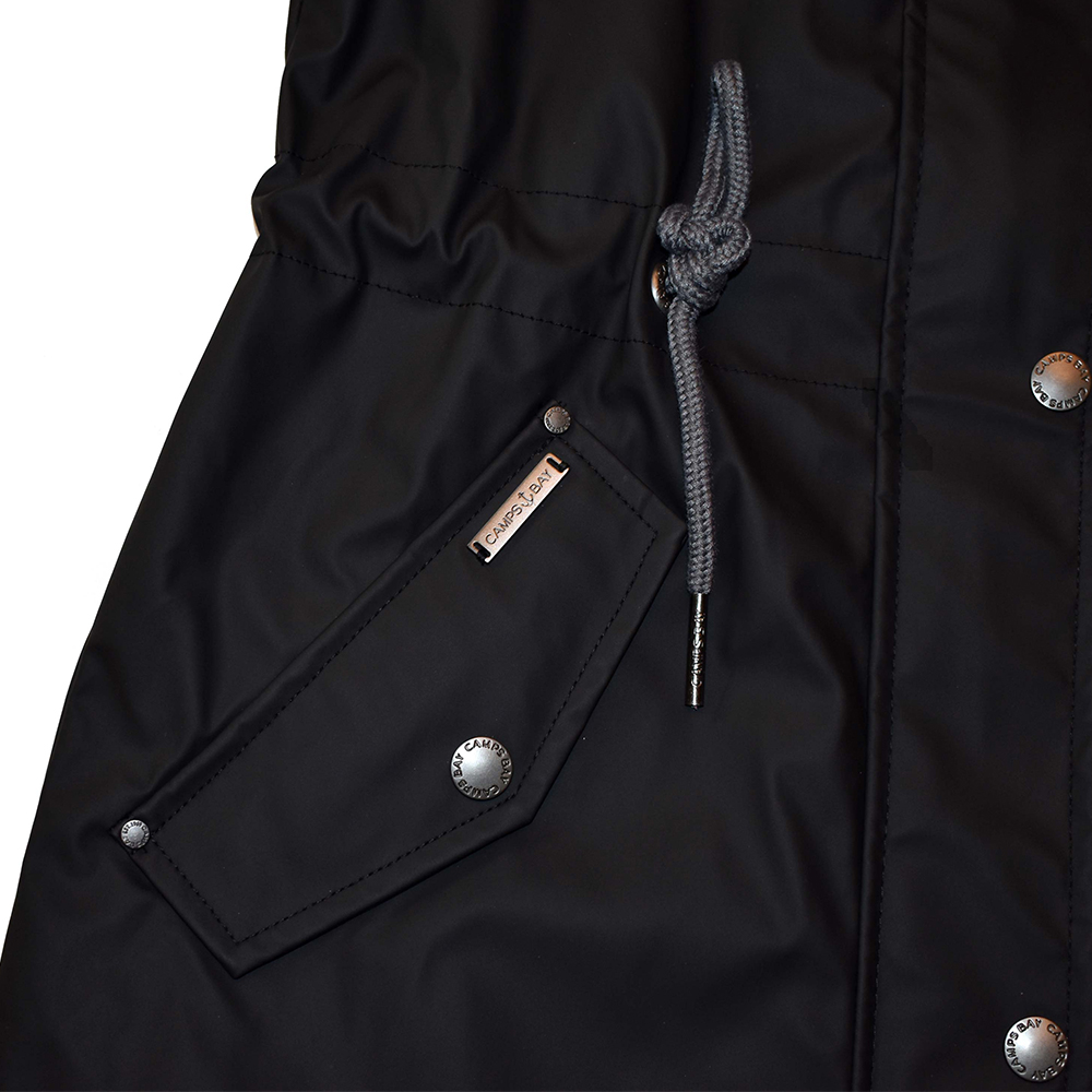 Weibliches Model mit CAMPS BAY Wetterjacke in Schwarz
