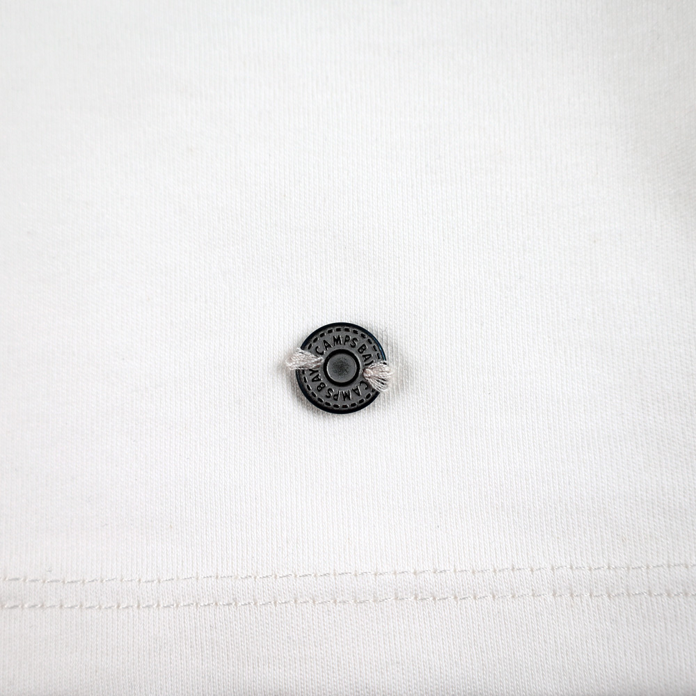 Weibliches Model mit CAMPS BAY Rollkragen-Shirt in Cloud Dancer Offwhite