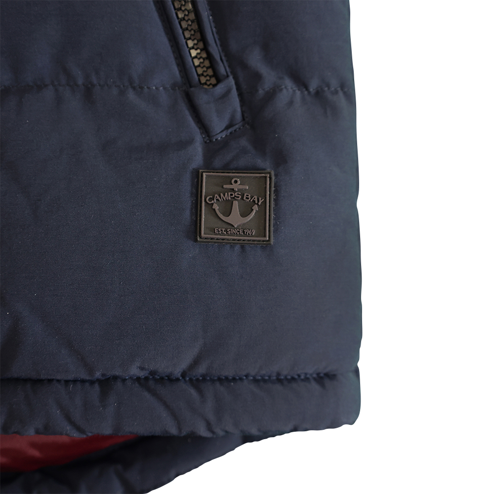 Männliches Model mit CAMPS BAY Westenjacke in Night Sky
