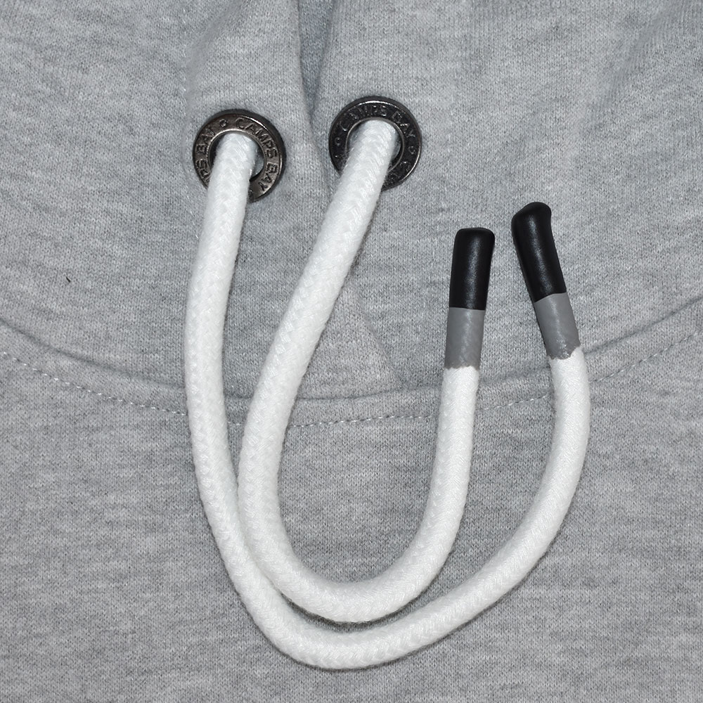 Männliches Model mit CAMPS BAY Hoodie in Silver Melange