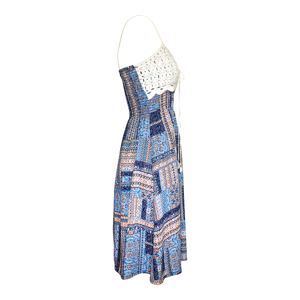 Weibliches Model mit Rock Your Day Kleid in Blue Diverse