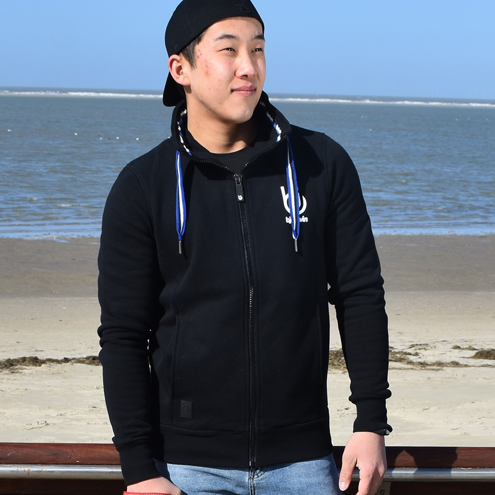 Männliches Model mit Björkvin Sweatjacke in Schwarz