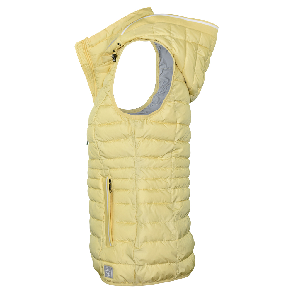 Weibliches Model mit CAMPS BAY Weste in Pale Banana