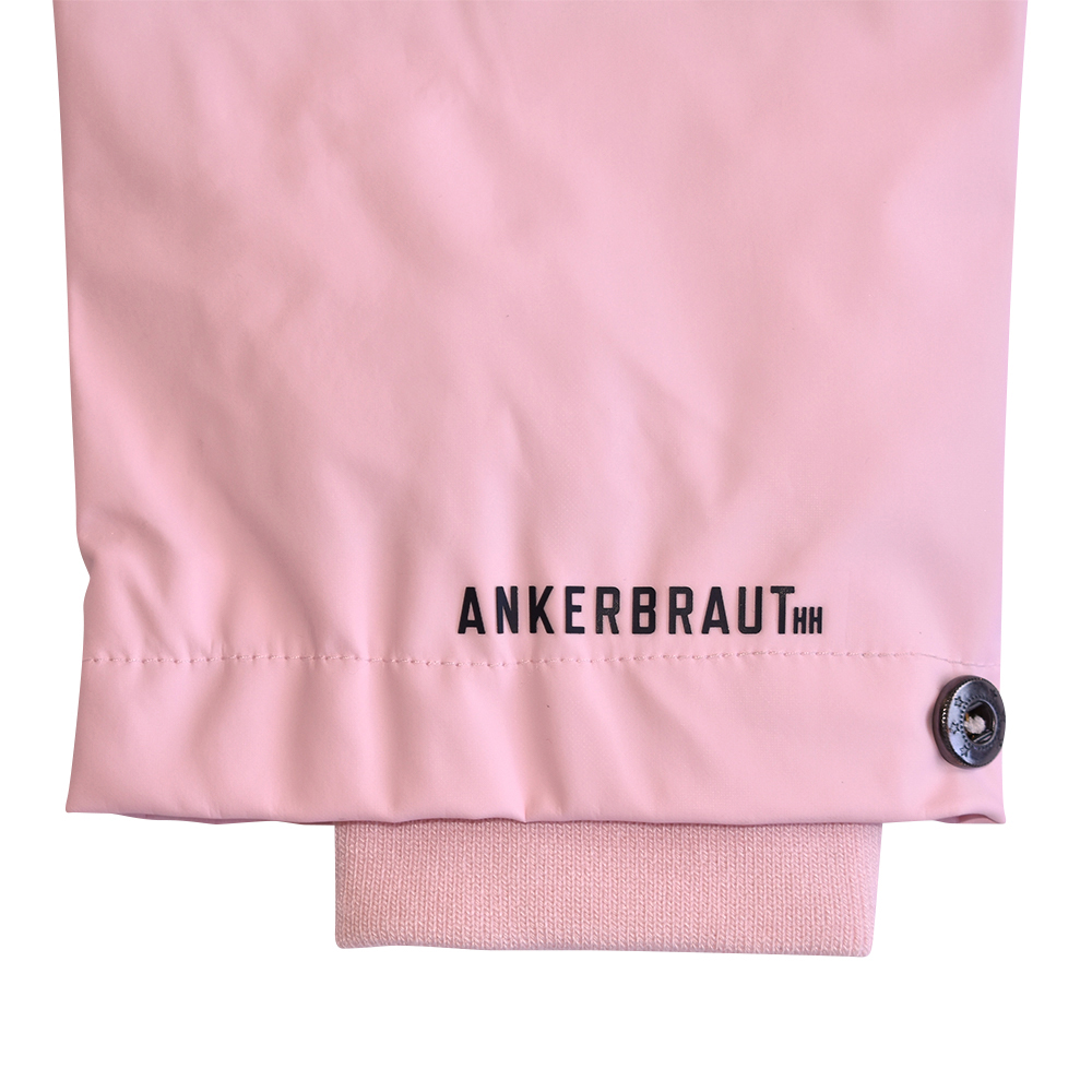 Weibliches Model mit ANKERBRAUT Wetterjacke in Potpourri-Rose