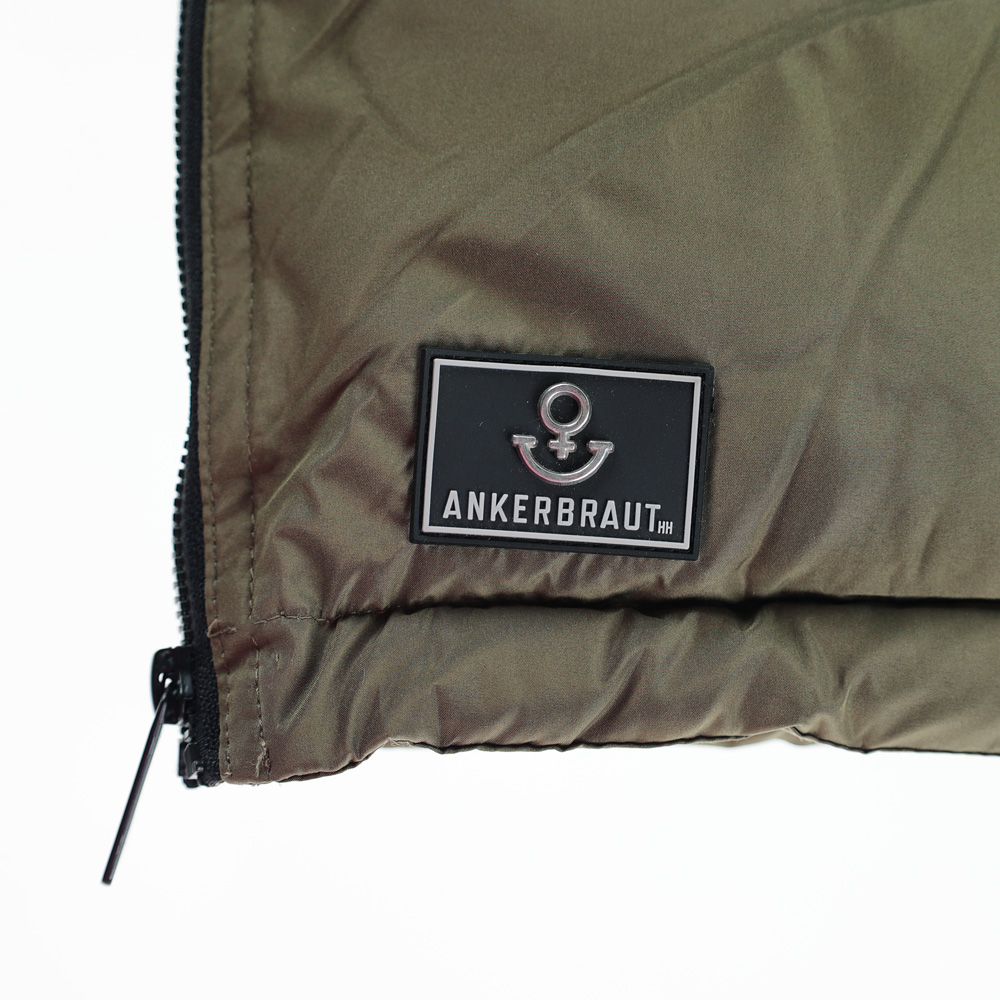 ANKERBRAUT Long-Weste "Bahn frei, Kartoffelbrei 2" Weibliches Model mit ANKERBRAUT Long-Weste in Oliv