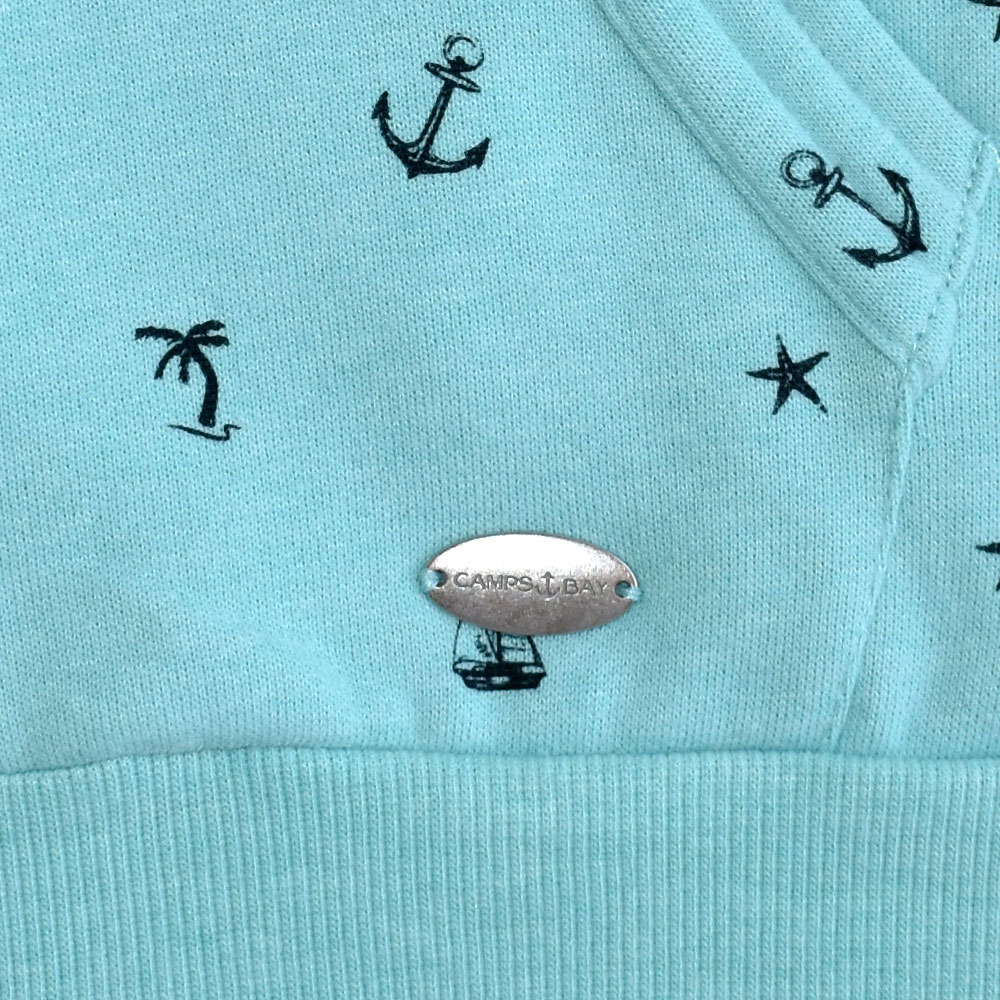 Weibliches Model mit CAMPS BAY Sweatjacke in Aqua Sky Melange