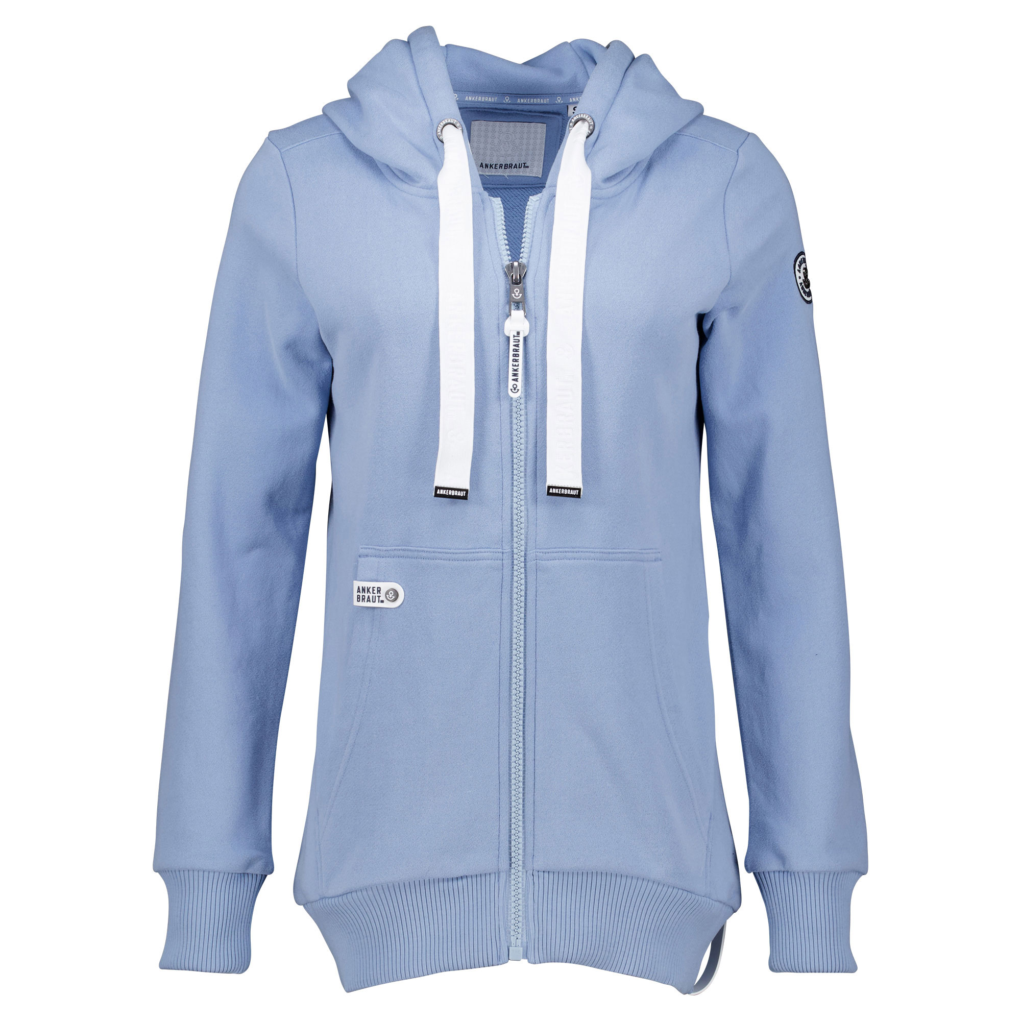 Weibliches Model mit ANKERBRAUT Sweatjacke in Forever Blue
