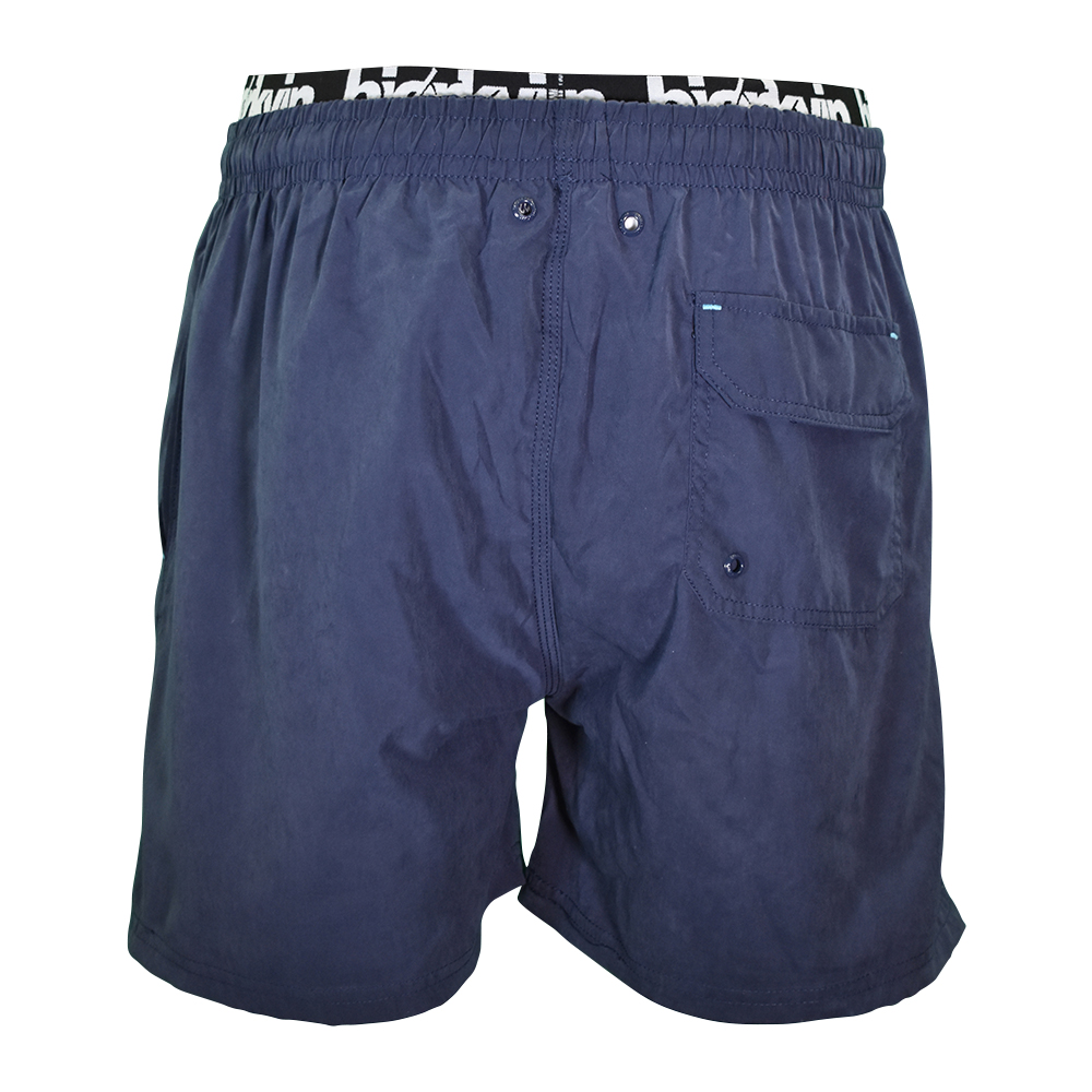 Männliches Model mit Björkvin Badeshorts in Navy