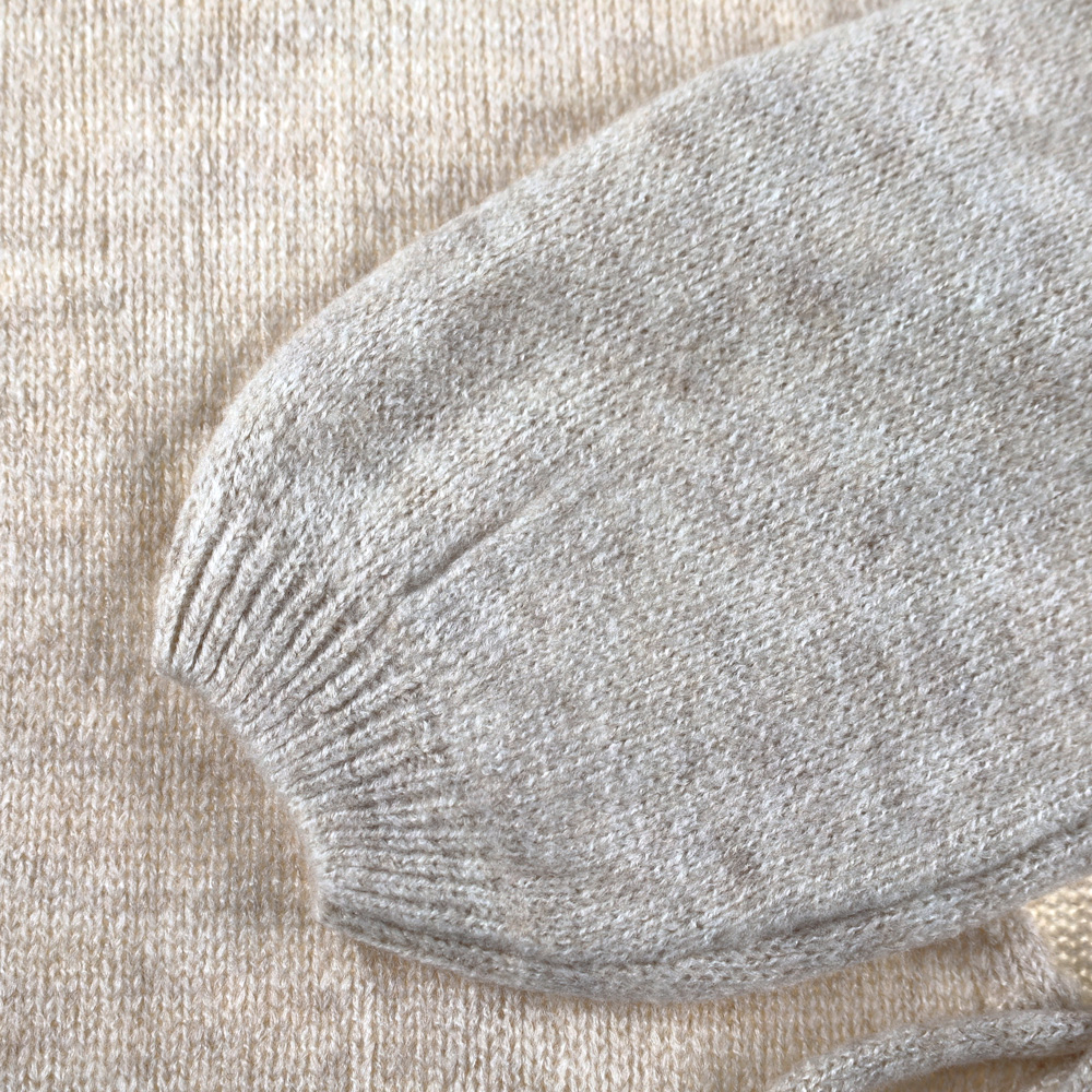 Weibliches Model mit Rock Your Day Strickjacke 