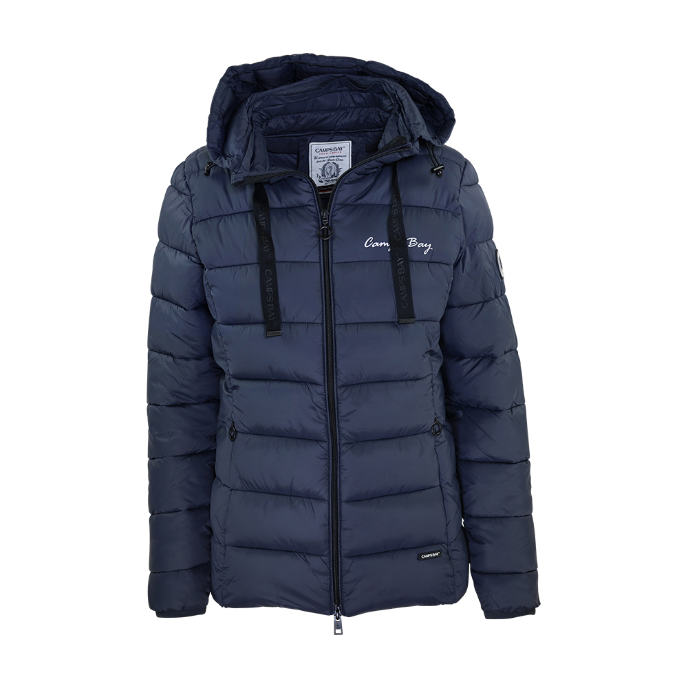 Weibliches Model mit CAMPS BAY Steppjacke in India Ink
